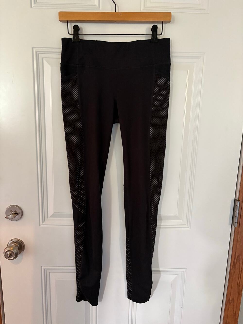 Athleta Be Free Black Reflective Dot Accent Leggings W/Pockets Size Small Tall